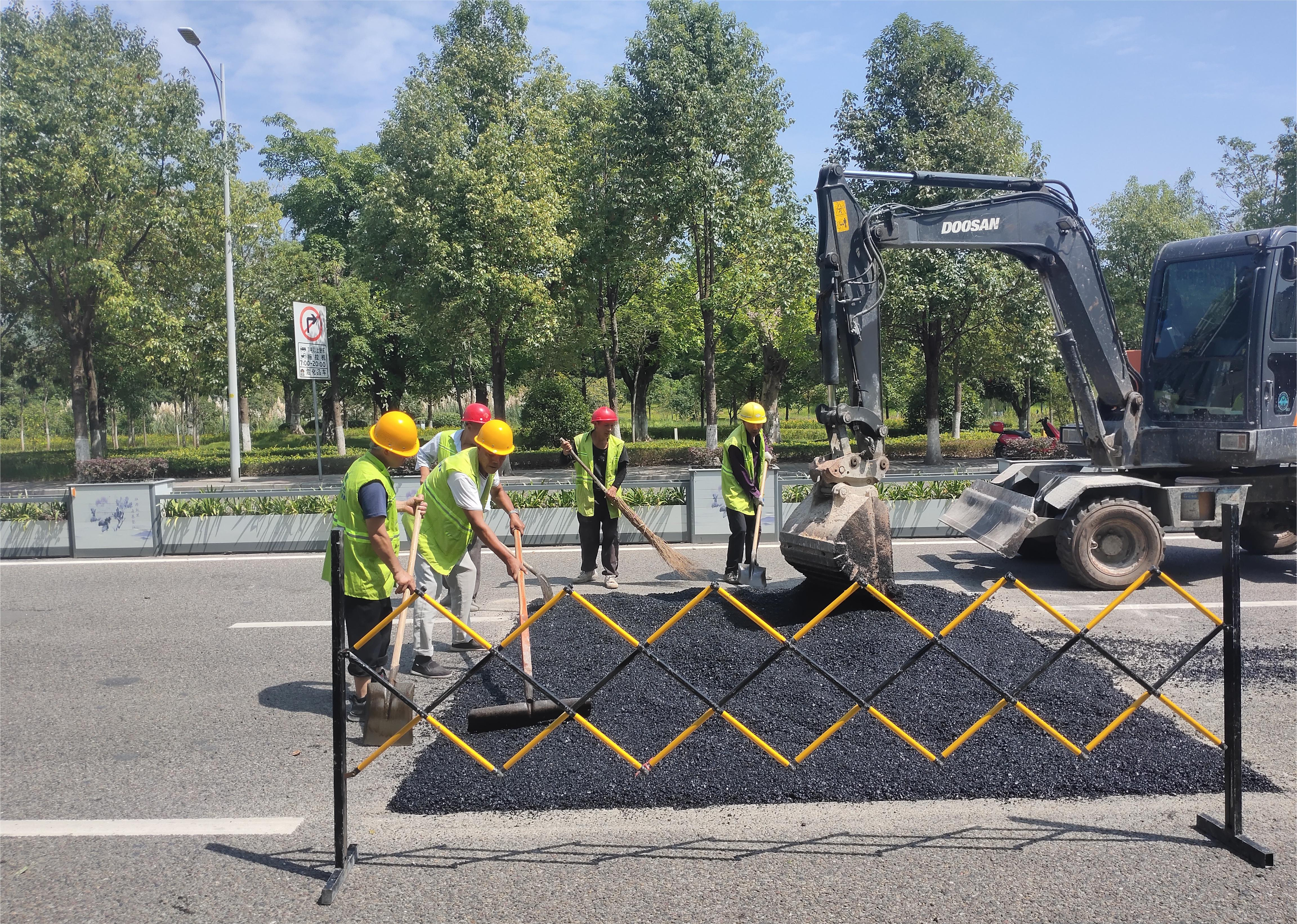 垫江县长安大道西段与明月大道凤山路道路铺设沥青项目